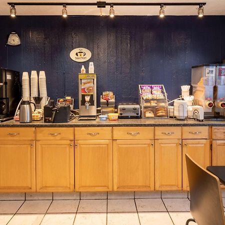 Super 8 By Wyndham Wooster Hotel Bagian luar foto