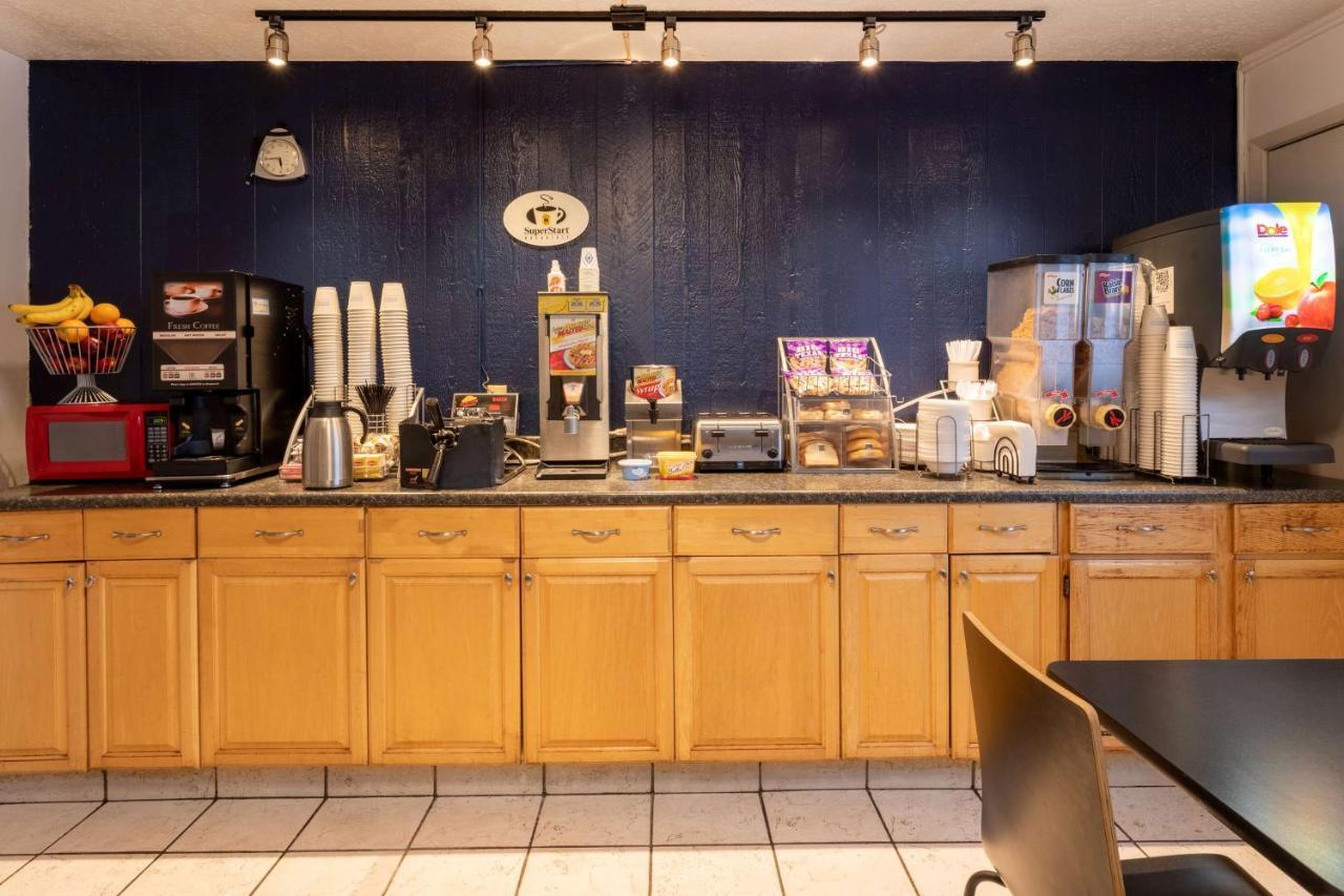 Super 8 By Wyndham Wooster Hotel Bagian luar foto