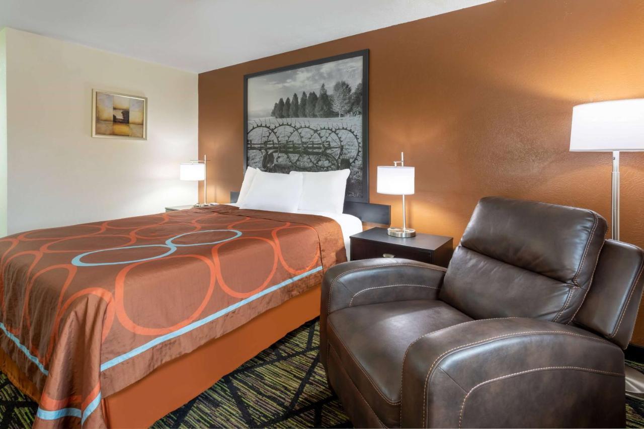 Super 8 By Wyndham Wooster Hotel Bagian luar foto