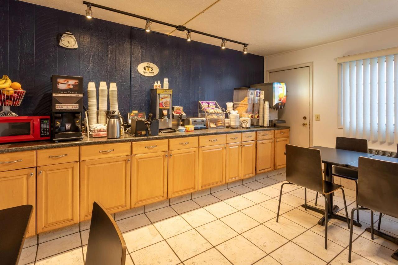 Super 8 By Wyndham Wooster Hotel Bagian luar foto