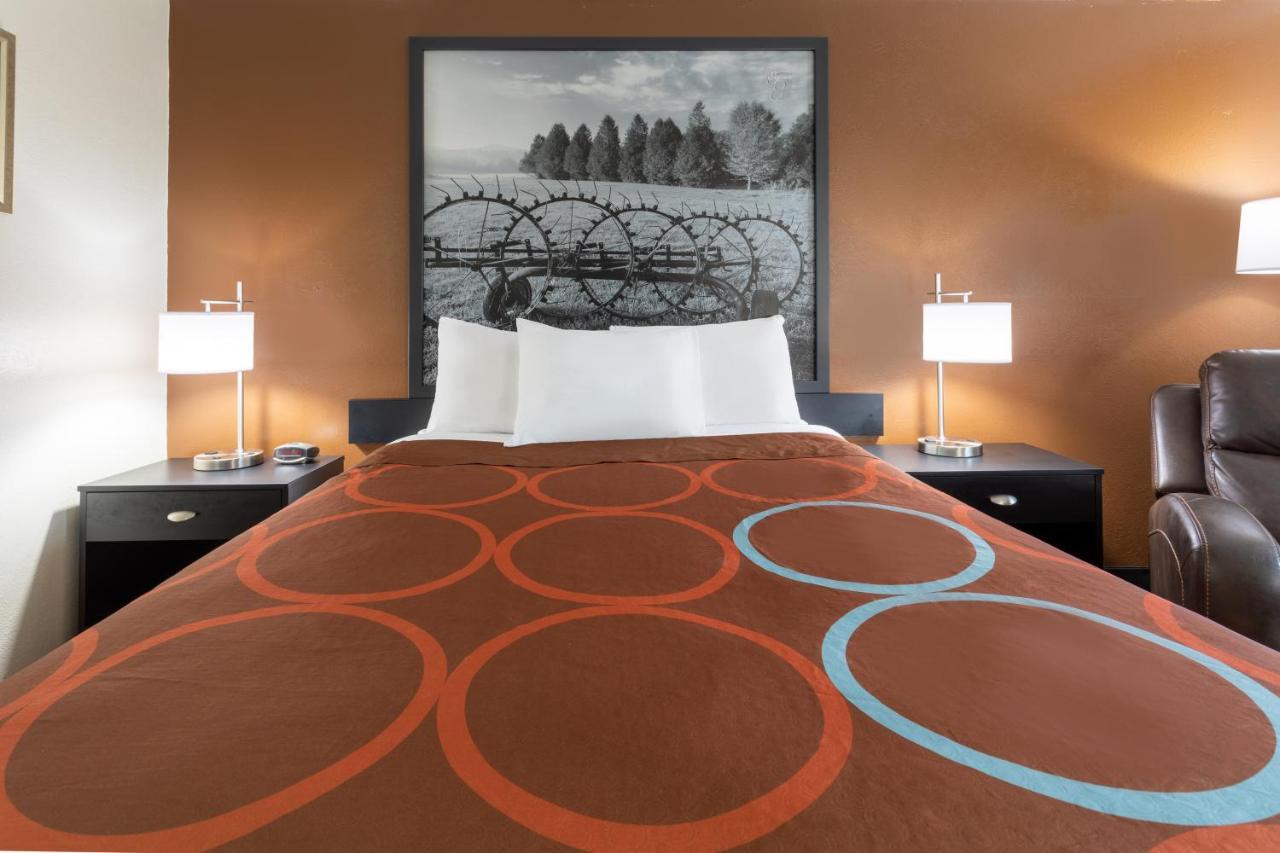 Super 8 By Wyndham Wooster Hotel Bagian luar foto