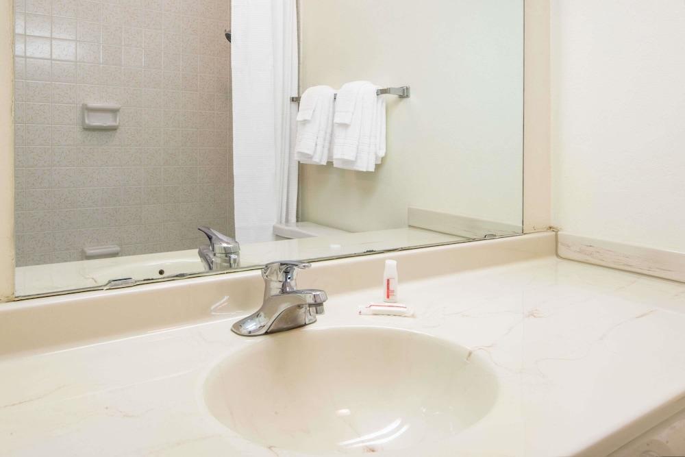 Super 8 By Wyndham Wooster Hotel Bagian luar foto
